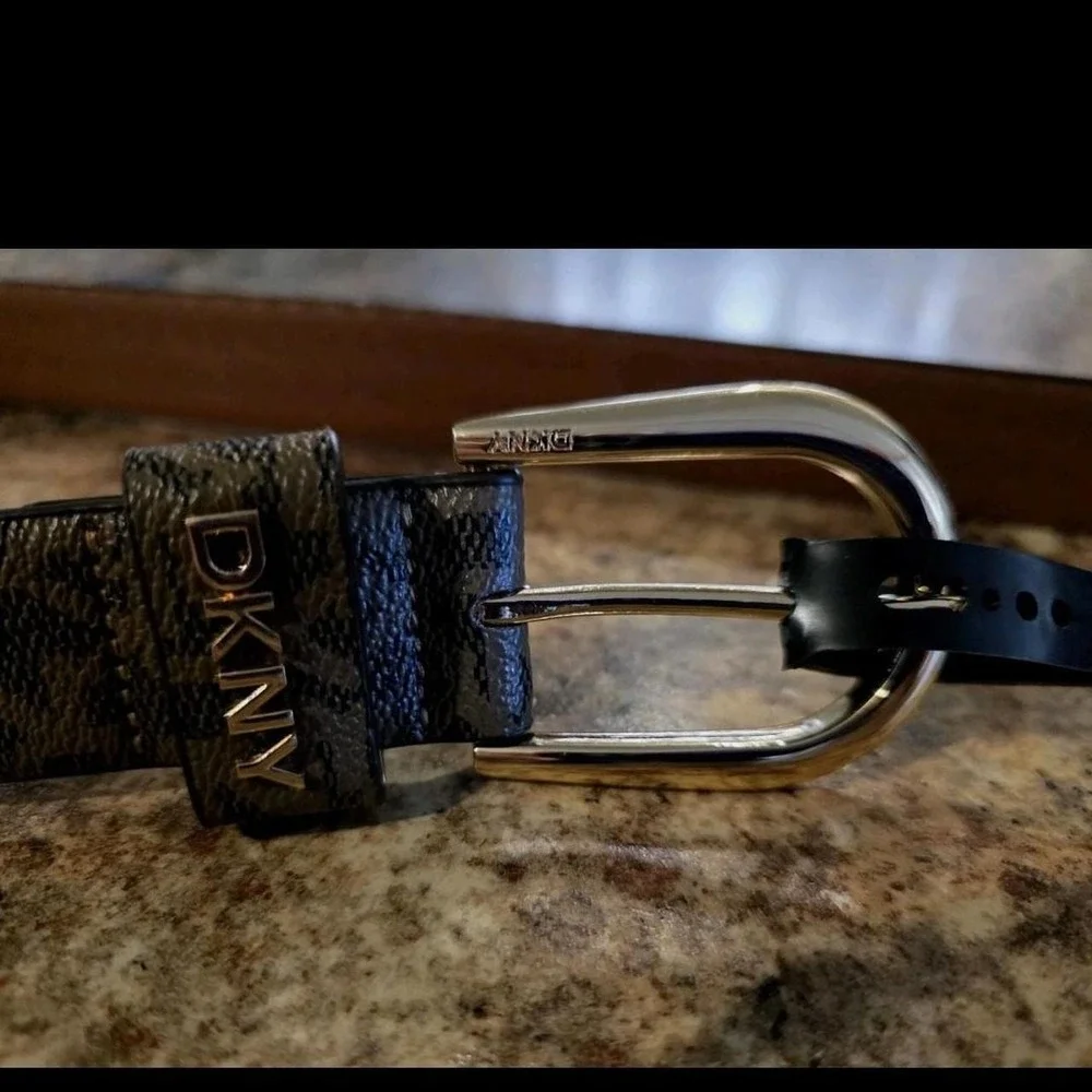 DKNY LARGE BELT.LEATHER WITH SILVER BUCKEL. Faux Fur. Leopard print.